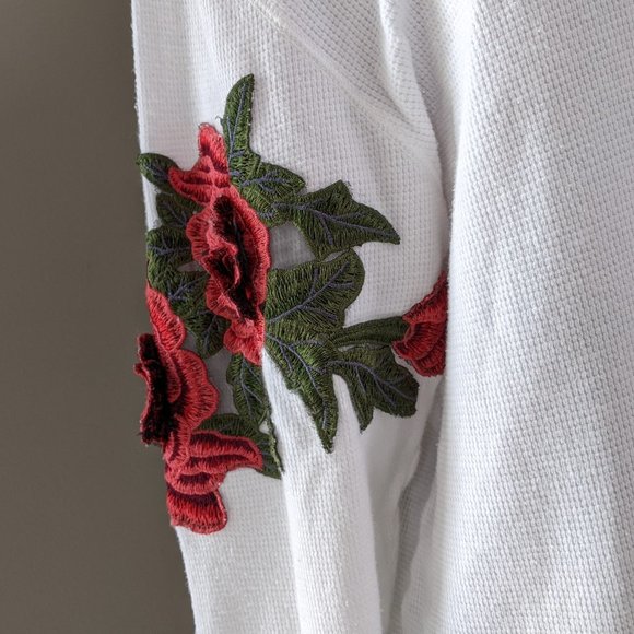 🌹Vintage Furst of a Kind | White Thermal Long Sleeve Embroidered Rose Applique - Picture 9 of 12